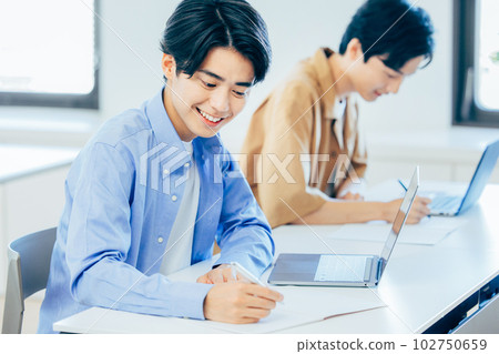 大學生課堂風光 102750659