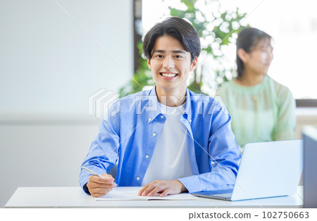 大學生課堂風光 102750663