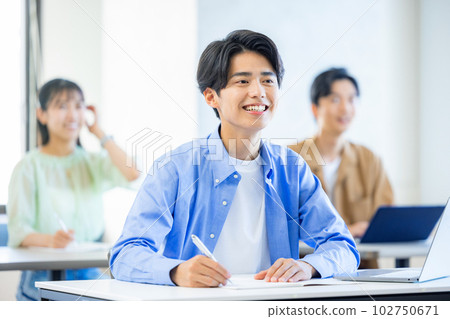 大學生課堂風光 102750671
