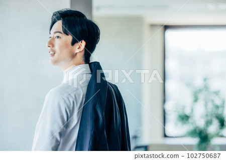 A young businessman 102750687