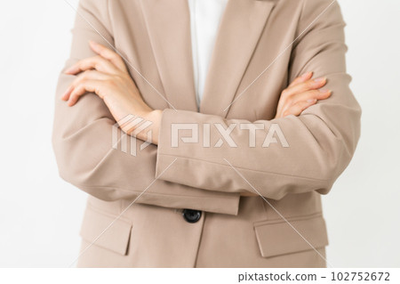 年輕女子折疊雙臂 商業形象 102752672