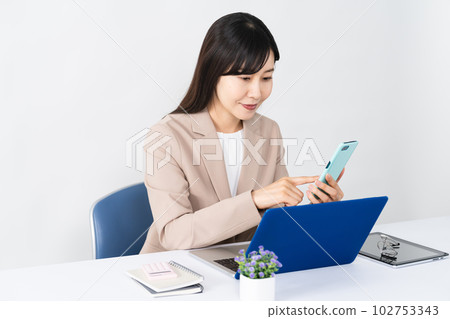 使用筆記本電腦和智能手機的年輕女性商業形象 使用筆記本電腦和智能手機的年輕女性商業形象 102753343