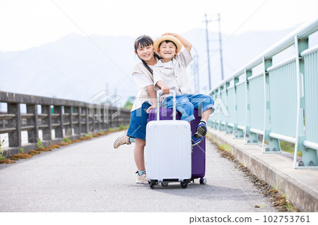 帶著手提箱旅行的一個微笑的孩子 102753761