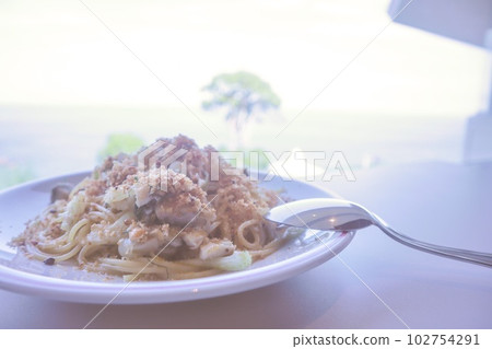 燈光照亮的美味意大利面 燈光照亮的美味意大利面 102754291