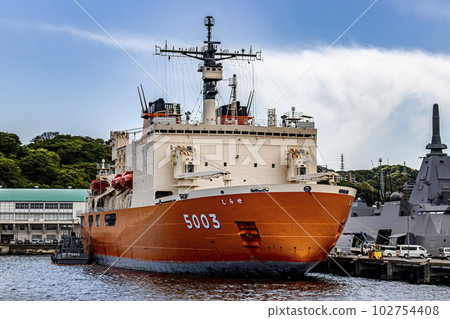 停泊在海上自衛隊橫須賀基地的破冰船白瀨號,這艘破冰船剛剛從南極探險歸來。 停泊在海上自衛隊橫須賀基地的破冰船白瀨號,這艘破冰船剛剛從南極探險歸來。 102754408