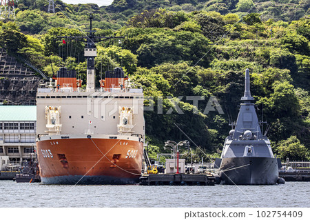 南極科考破冰船 Shirase 和隱形驅逐艦 Kumano 停泊在海上自衛隊橫須賀基地 102754409