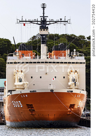 停泊在海上自衛隊橫須賀基地的破冰船白瀨號,這艘破冰船剛剛從南極探險歸來。 停泊在海上自衛隊橫須賀基地的破冰船白瀨號,這艘破冰船剛剛從南極探險歸來。 102754410