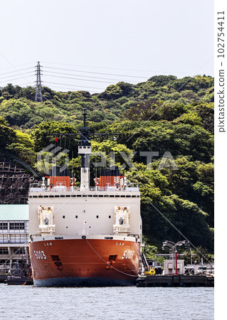 停泊在海上自衛隊橫須賀基地的破冰船白瀨號，這艘破冰船剛剛從南極探險歸來。 102754411