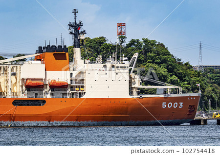 The icebreaker Shirase anchored at Yokosuka Base of the Maritime Self-Defense Force, which has just returned from an Antarctic expedition. The icebreaker Shirase anchored at Yokosuka Base of the Maritime Self-Defense Force, which has just returned from an Antarctic expedition. 102754418