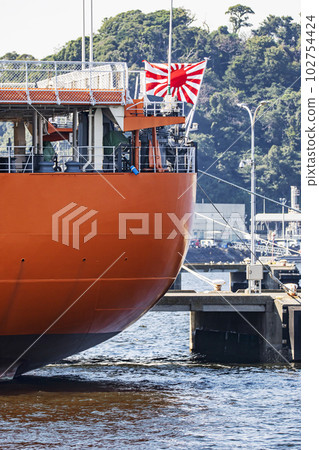 破冰船白瀨號停泊在海上自衛隊橫須賀基地，準備啟程前往南極考察。 102754424