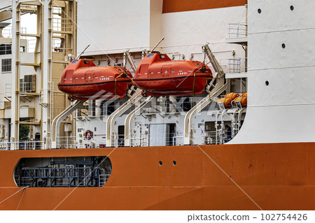 停泊在海上自衛隊橫須賀基地的南極觀察破冰船 Shirase 的救生艇 102754426