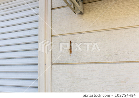 hole in the wall 102754484