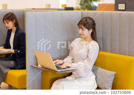 A business woman who is subdivided and works in a coworking space 102755600