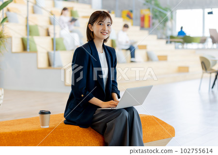 在創意辦公室工作的女商人 在創意辦公室工作的女商人 102755614
