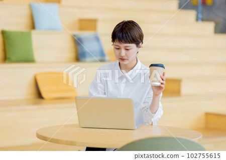 在創意辦公室工作的女商人 在創意辦公室工作的女商人 102755615