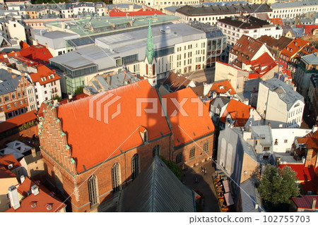 裡加，拉脫維亞首都，北歐波羅的海國家。從世界遺產裡加老城區歷史街區聖彼得教堂尖塔觀景台望去。 102755703