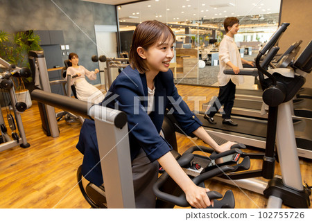 公司效益 健身房 作風改革 效率 公司效益 健身房 作風改革 效率 102755726