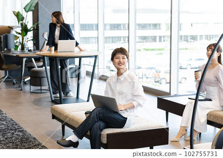 在設計師辦公室工作的人 102755731