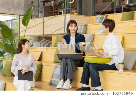 工作在一個時興的設計師的辦公室樓梯的女商人 工作在一個時興的設計師的辦公室樓梯的女商人 102755949