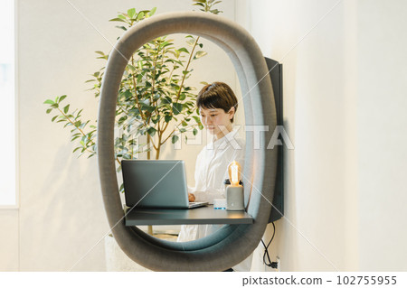 Businesswoman working in creative office 102755955
