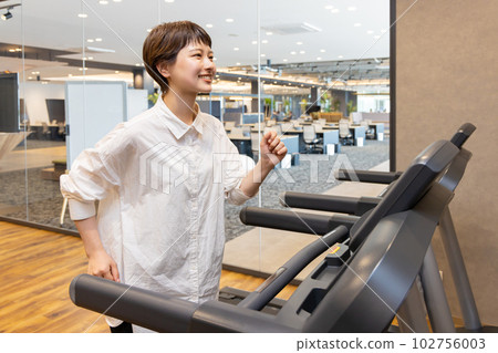 A young woman doing personal training in casual clothes at a fitness gym Convenience store gym image 102756003