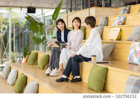 工作在一個時興的設計師的辦公室樓梯的女商人 工作在一個時興的設計師的辦公室樓梯的女商人 102756152