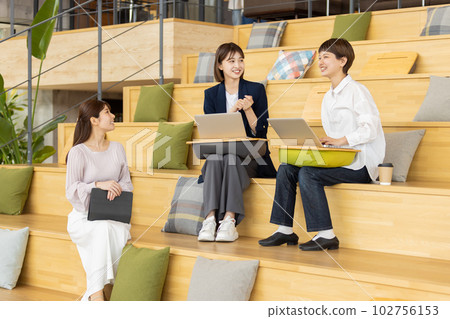 工作在一個時興的設計師的辦公室樓梯的女商人 102756153