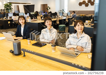 在時尚設計師辦公室工作的女商人 102756239