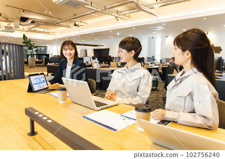 在時尚設計師辦公室工作的女商人 102756240