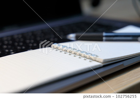 在筆記本電腦上打開記事本 在筆記本電腦上打開記事本 102756255