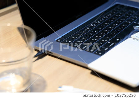 在筆記本電腦上打開記事本 在筆記本電腦上打開記事本 102756256