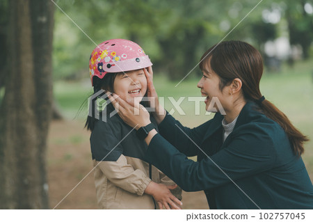 Wearing a bicycle helmet 102757045