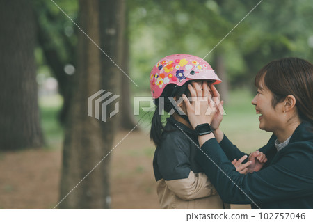 Wearing a bicycle helmet 102757046
