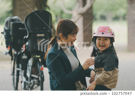 戴上自行車頭盔 102757047
