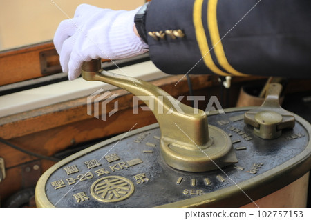 操作有軌電車檔口的司機 102757153