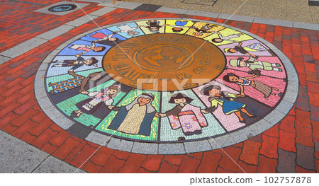 埼玉縣川口市藤野市商店街的人行道瓷磚畫風景 埼玉縣川口市藤野市商店街的人行道瓷磚畫風景 102757878