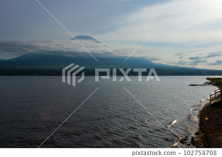 山梨縣南都留郡山中湖村 山中湖及周邊風景 102758708