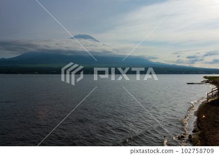 山梨縣南都留郡山中湖村 山中湖及周邊風景 山梨縣南都留郡山中湖村 山中湖及周邊風景 102758709