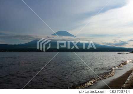Yamanakako Village, Minamitsuru District, Yamanashi Prefecture Lake Yamanaka and the surrounding scenery 102758714