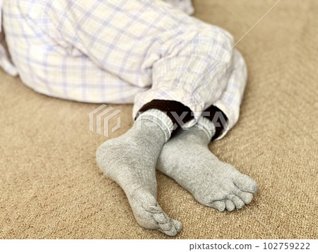 睡衣躺，腳穿襪子_從鞋底說起 102759222