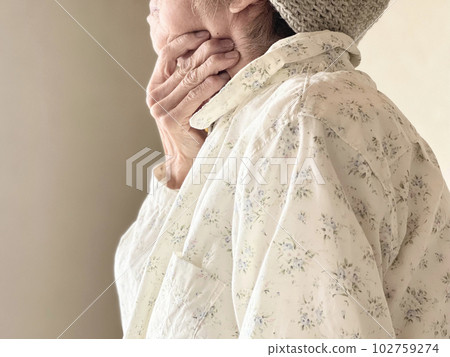 老婦人把手放在喉嚨上 102759274