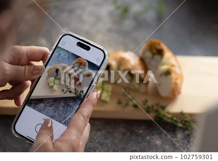 Take a table photo with your smartphone 102759301