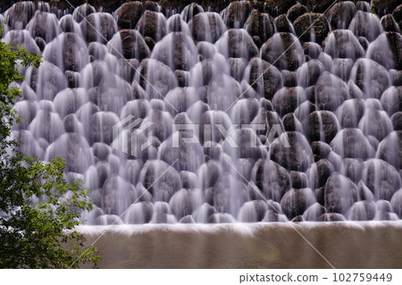 falling water pattern 102759449