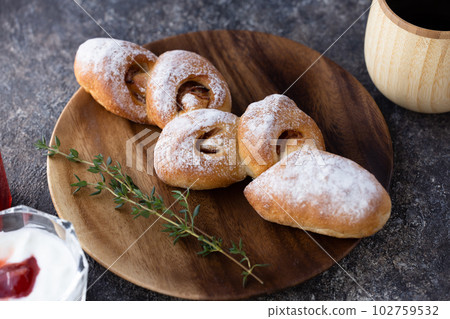 Bacon epi bread 102759532