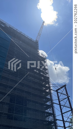 茨城市政府前的建築工地 聳立在藍天上的重型機械 102762266