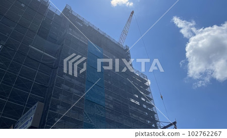 茨城市政府前的建築工地 聳立在藍天上的重型機械 102762267