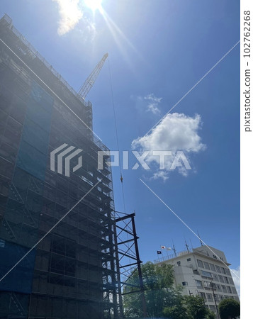 茨城市政府前的建築工地 聳立在藍天上的重型機械 茨城市政府前的建築工地 聳立在藍天上的重型機械 102762268