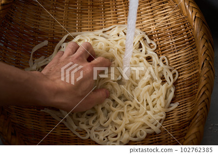 將煮好的烏冬面用流水沖洗乾淨 將煮好的烏冬面用流水沖洗乾淨 102762385