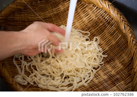 Rinse the boiled udon with running water Rinse the boiled udon with running water 102762386
