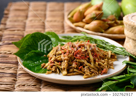 Thai food, Spicy green mango salad eating with local vegetables 102762917